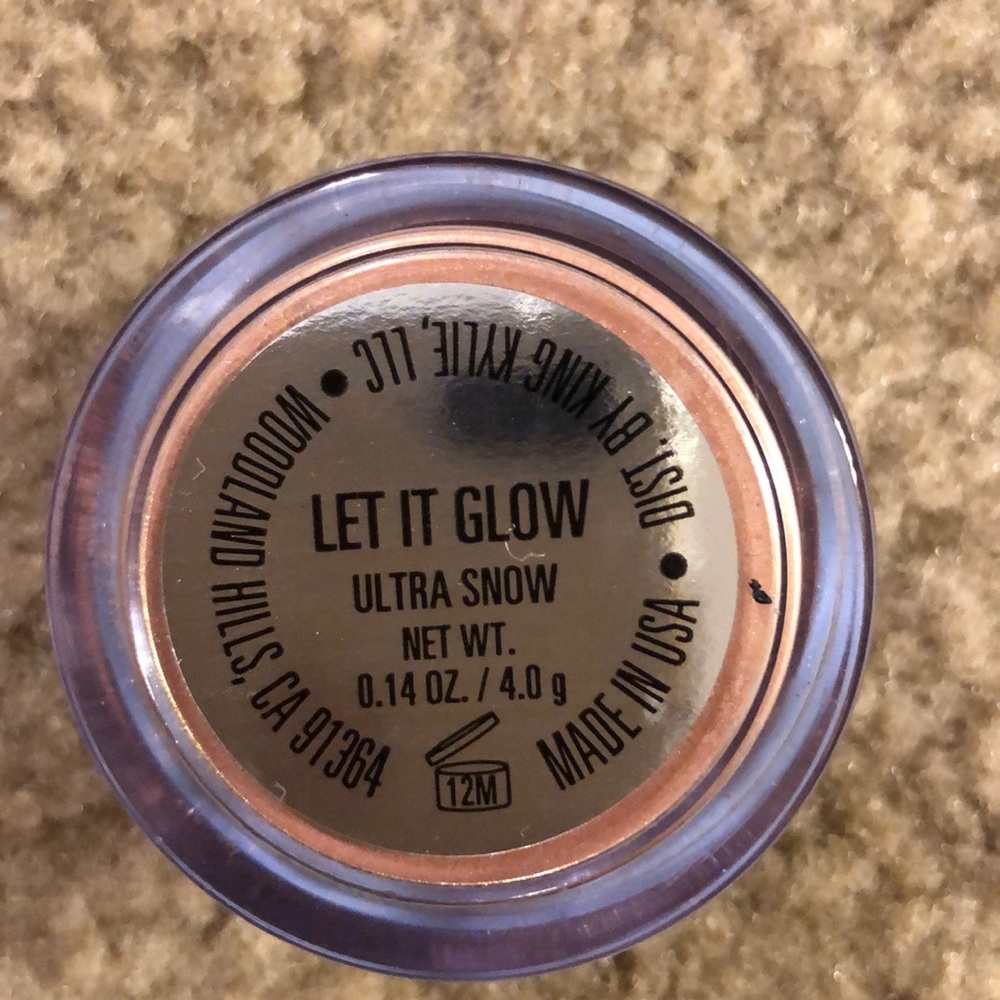 Kylie Jenner LET IT GLOW ultra glow😍